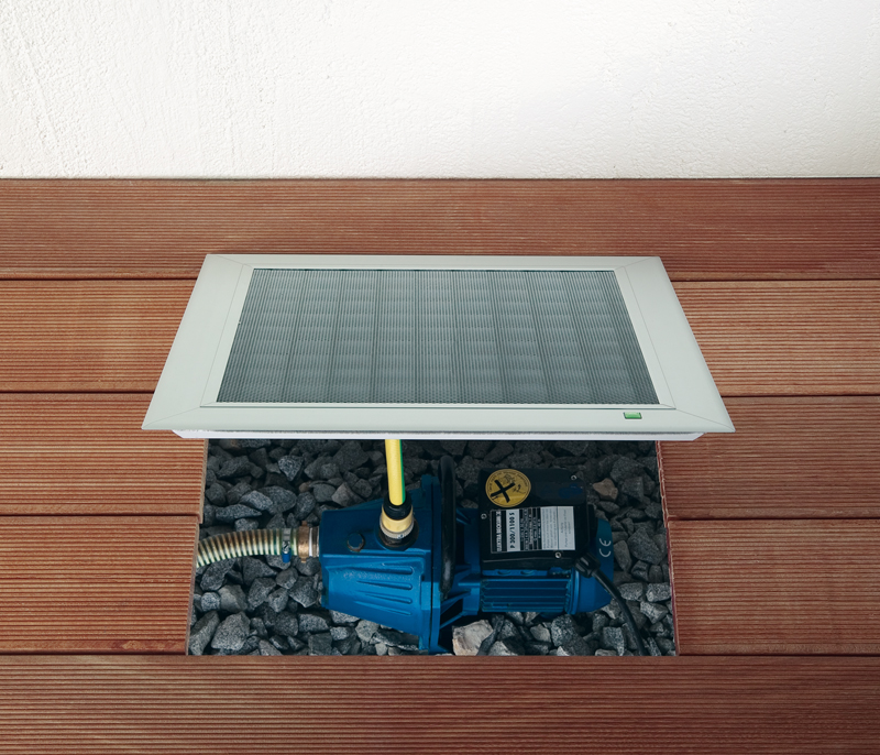 Mit Hilfe der herausnehmbaren TERRESA ist es möglich, unter der Terrasse liegende Technikelemente wie z.B. eine Teichpumpe wieder leicht zugänglich zu machen.